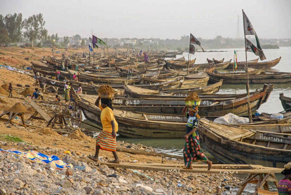 Sand collectors Bamako Niger River